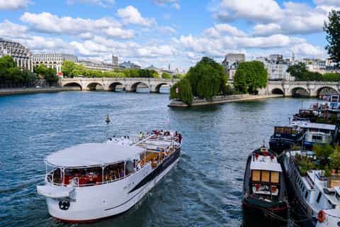 paris guided cruise on the river seine