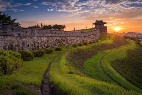 Из Сеула: вечерний тур в крепость Сувон Хвасон ЮНЕСКО