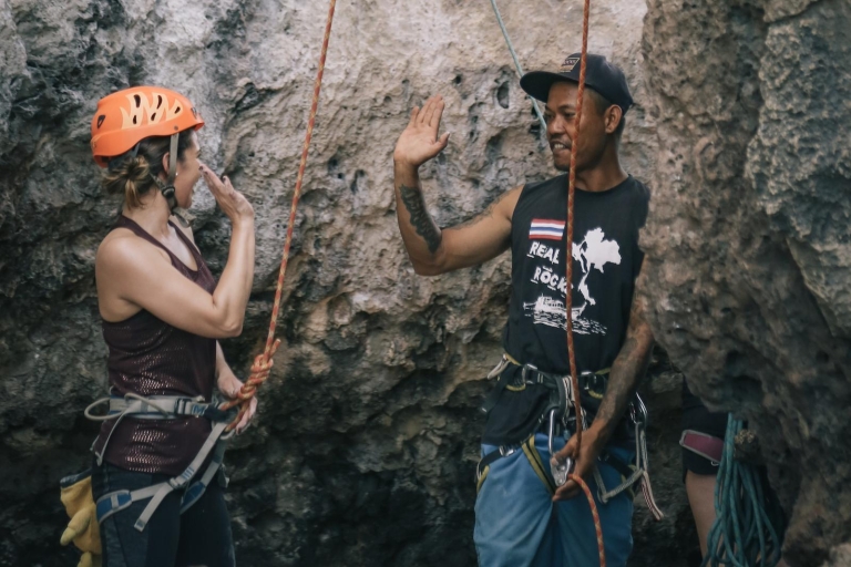 Krabi: tour de escalada en roca en la playa de RailaySesión grupal de escalada en roca