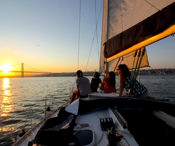 Lisboa: Excursión en velero con vino y aperitivos