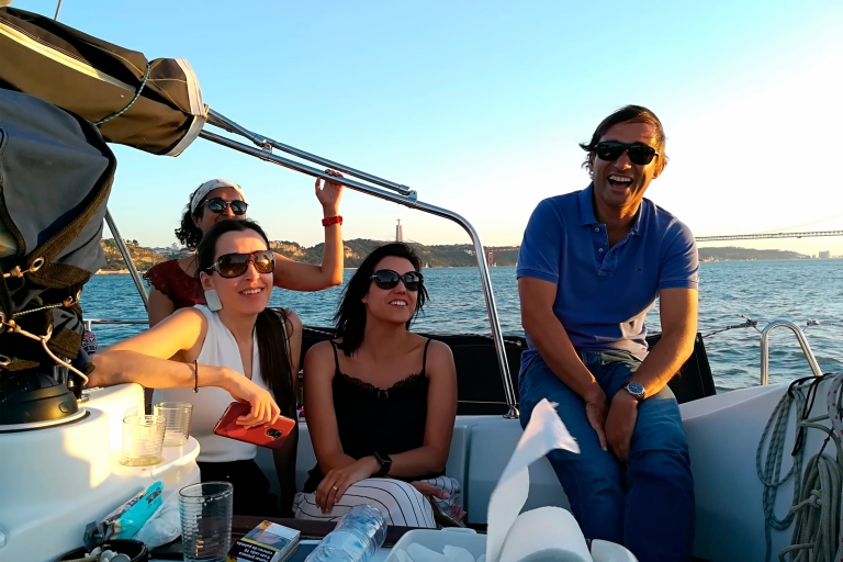 Ir a navegar - Tour de navegación en LisboaLisboa: tour histórico en velero de 2 horas con bebidas