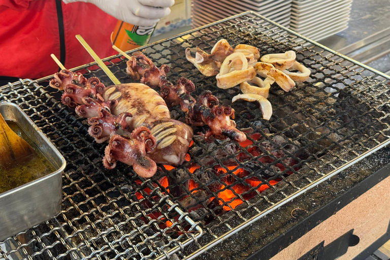 Tokyo: Tsukiji Fish Market Walking Tour with a Local Guide Tokyo: Tsukiji Fish Market Tour with Food Tastings