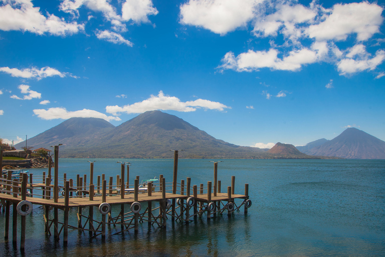 Ab Guatemala-Stadt: Tagestour zum Lago de AtitlánDer Atitlán-See und San Juan La Laguna von Guatemala-Stadt aus