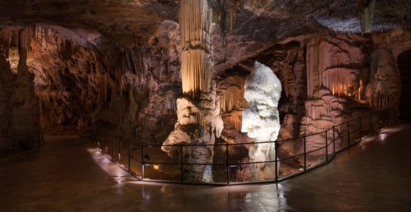 Ab Koper: 5-stündige Tour zur Höhle von Postojna und zur Burg Predjama