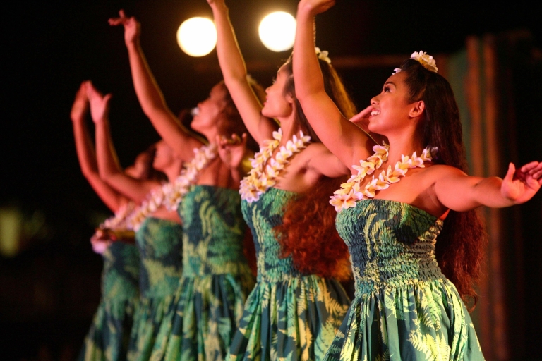 Oahu Espectáculo Luau Tradicional y Cena Buffet de GermaineOahu Luau Tradicional y Cena Original de Germaine