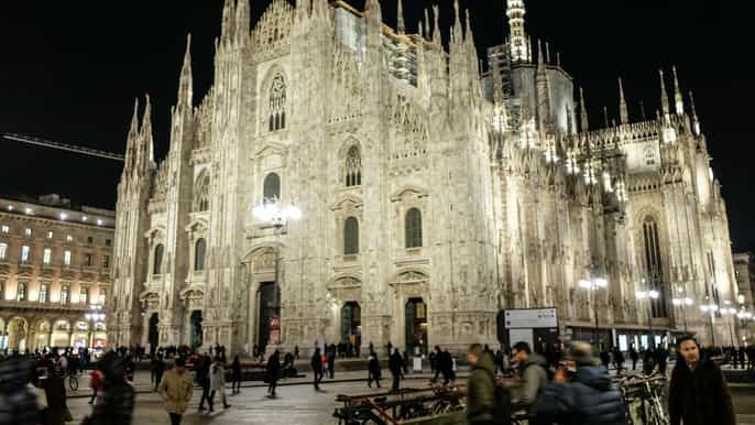 milano scopri il tour notturno a piedi per piccoli gruppi di milano