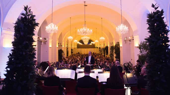 vienna music concert at schönbrunn palace with wine