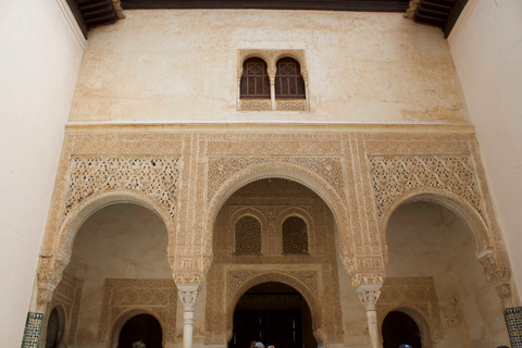 Granada: Alhambra Guided Tour with Nasrid Palaces Group Tour in French