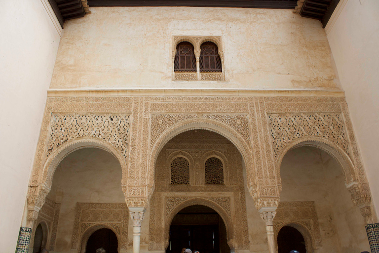 Granada: Alhambra Guided Tour with Nasrid PalacesGroup Tour in Spanish