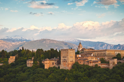 Granada: Visita guiada à Alhambra com Palácios NasridasExcursão para grupos pequenos em inglês