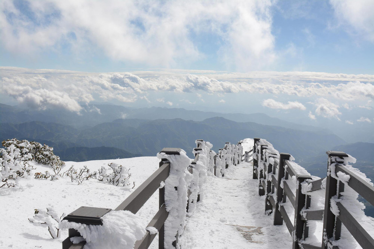 Lijiang Tour to Jade Dragon Snow Mountain w/Cable Car &amp; ShowMiddle seat tickets for the show