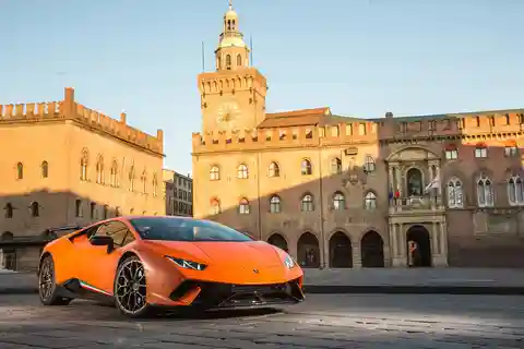 De Bolonha: Grande Tour Ferrari & Lamborghini