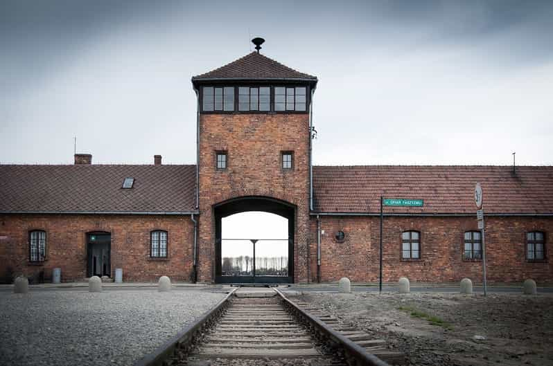 Excursão ao Museu Auschwitz-Birkenau saindo de Cracóvia | GetYourGuide