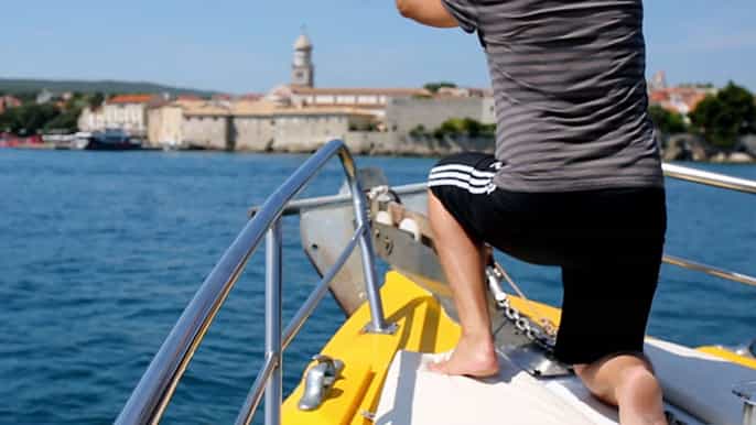 krk crucero por la tarde en la isla de krk con café y croissant