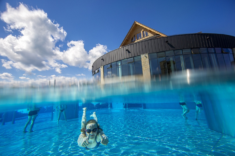 Rilassati nel complesso di piscine termali di Chocholow vicino a ZakopaneGita mattutina ai bagni termali di Chocholow con prelievo dall&#039;hotel