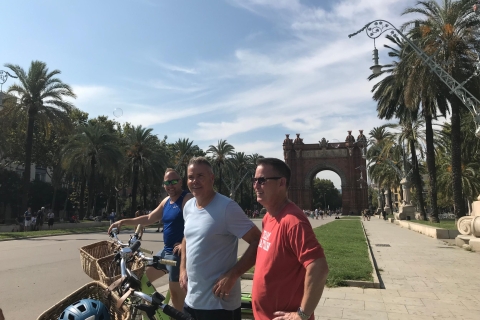 Barcelona: e-biketour van 2,5 uur in de sporen van GaudíRondleiding in het Frans