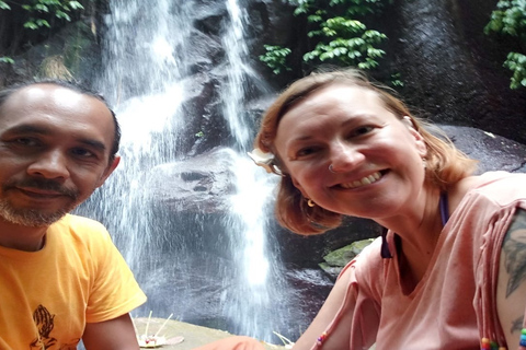 Bali: meditatie en yoga bij een waterval met zegenritueel