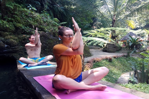 Bali: meditatie en yoga bij een waterval met zegenritueel