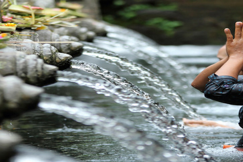 Bali: meditação e ioga em uma cachoeira com ritual de bênção