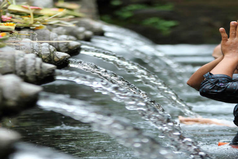 Bali: meditação e ioga em uma cachoeira com ritual de bênção