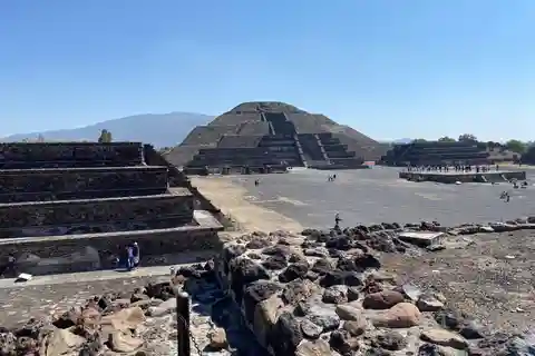 Teotihuacan is more than 2 big pyramids it's a whole culture