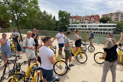 Sevilla: 2,5 uur privérondleiding door de stad per fietsSevilla: 2,5 uur privé stadstour per fiets