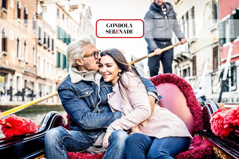Venice: Gondola Ride with Serenade and Romantic Dinner
