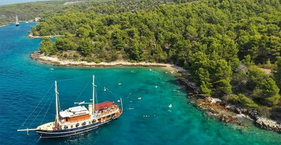 Boutique Islands Swimming Cruise with Lunch & Open Bar