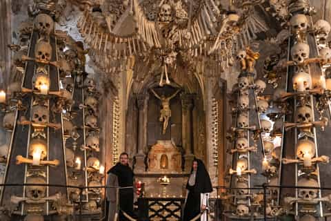 Kutná Hora: 1,5-stündige private Tour durch das Beinhaus von Sedlec bei Nacht