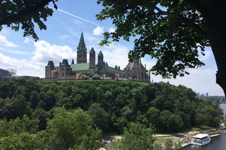 Montreal: Private Day Tour to Ottawa