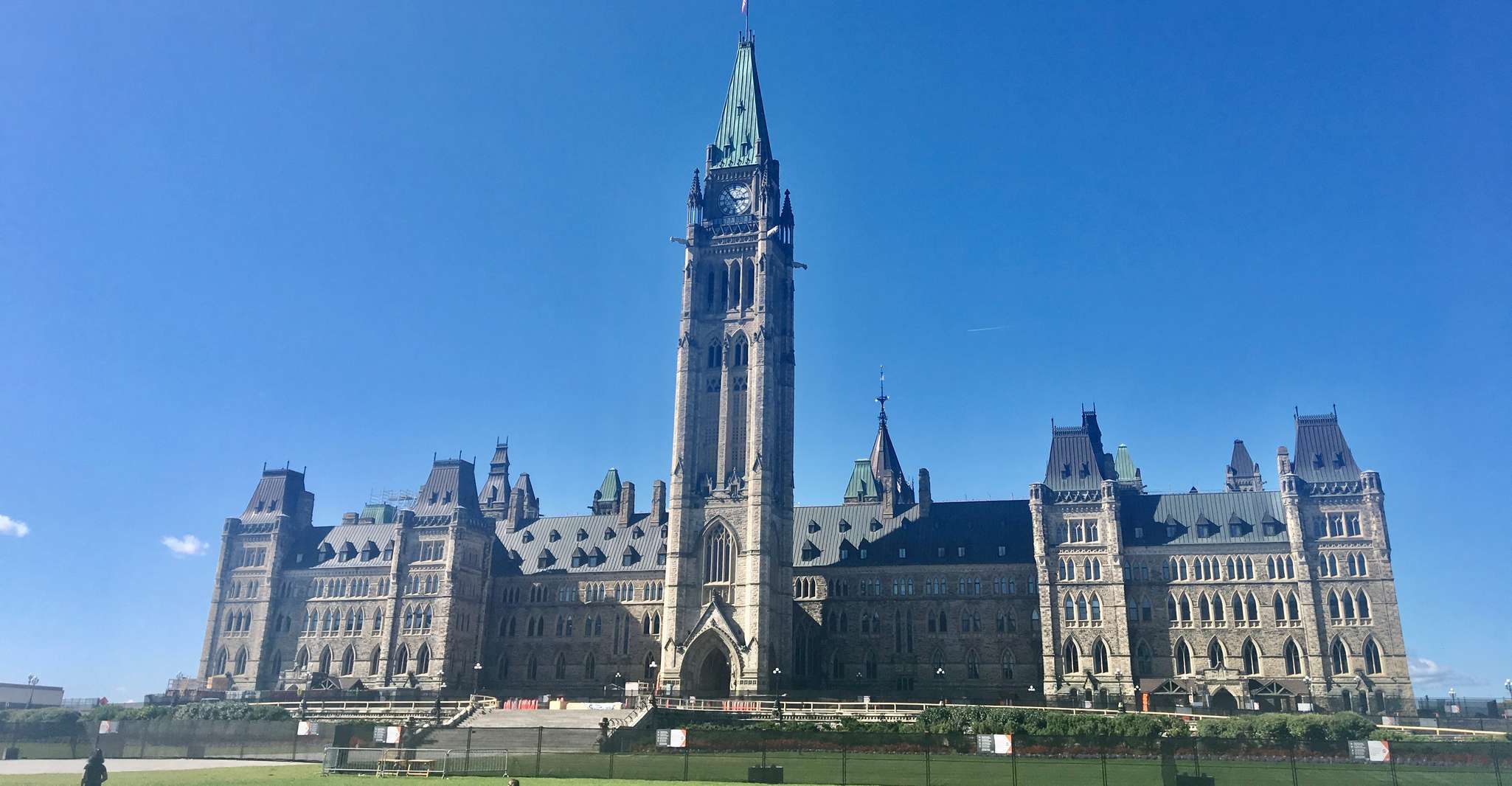 Montreal: Private Day Tour to Ottawa