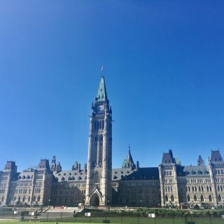 Montreal: Private Day Tour to Ottawa