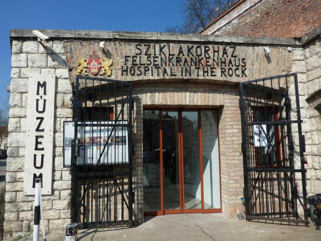 Budapest: visita guidata all&#039;ospedale nella roccia e al castello