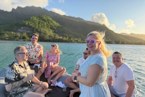 Moorea : croisière privée au coucher du soleil avec champagne et plongée avec tuba