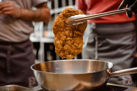 Vienna: Schnitzel-Cooking Class & Tasting