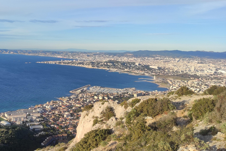 Marseille: Calanques National Park Guided Summit Hike Private tour : From coast to one of Calanques' park summit