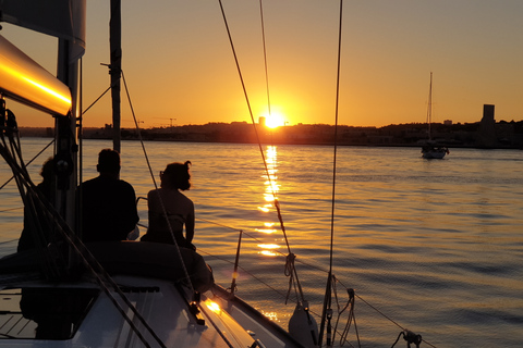 Lisbonne : croisière privée au coucher du soleil avec vin mousseux