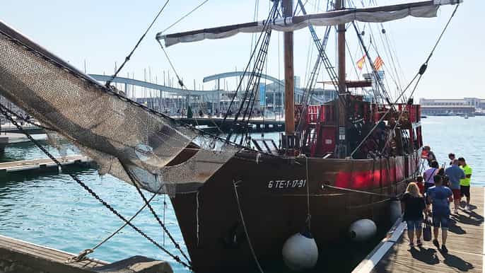barcelona piratenbootfahrt mit blick auf die skyline