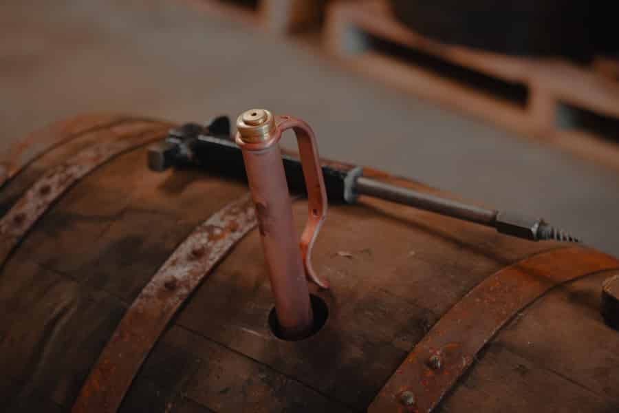 Geführte Whiskeyverkostung seltener Whiskeys in einem Bonded Rickhouse in Louisville. Foto: GetYourGuide