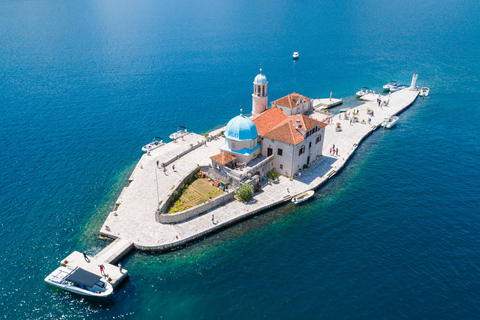 Kotor: Tour privato in barca della Grotta AzzurraCattaro: tour in barca privata alla Grotta Blu