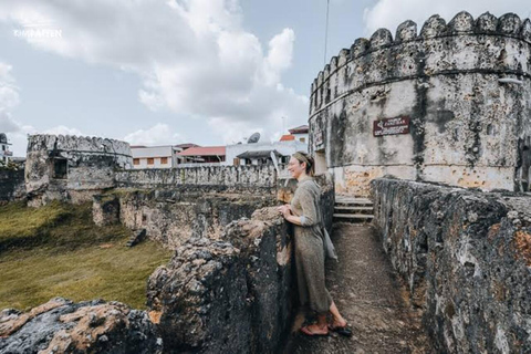Zanzibar: wyspa więzienna, zwiedzanie kamiennego miasta i jaskinia salaam.Ta opcja jest przeznaczona dla osób, które zatrzymują się w Zanzibarze.