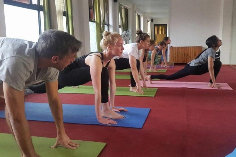 Katmandú: paquete de yoga de día completo, masaje corporal y pedicura