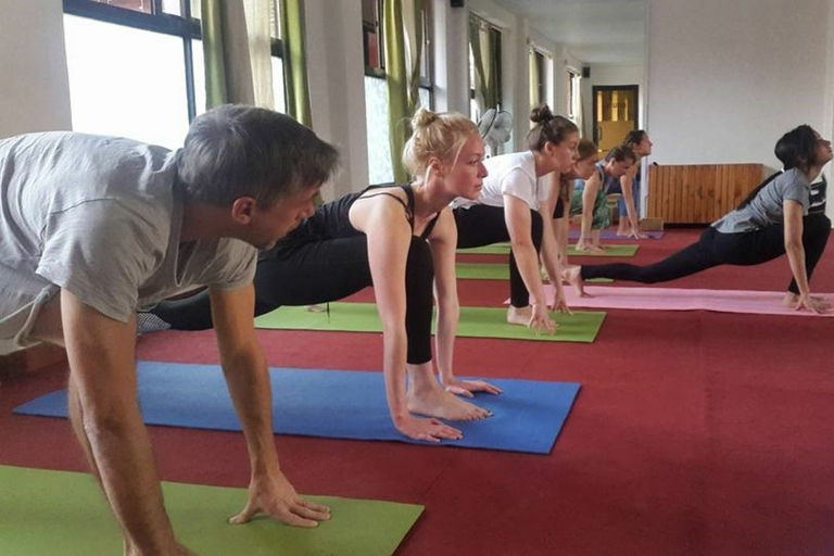 Katmandú: paquete de yoga de día completo, masaje corporal y pedicura