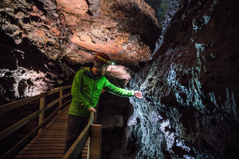 Reykjavik : grotte de lave, thermes et cascadesReykjavik: visite de la grotte de lave, des sources chaudes et des cascades