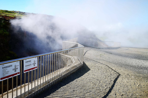 Reykjavik : grotte de lave, thermes et cascadesReykjavik: visite de la grotte de lave, des sources chaudes et des cascades