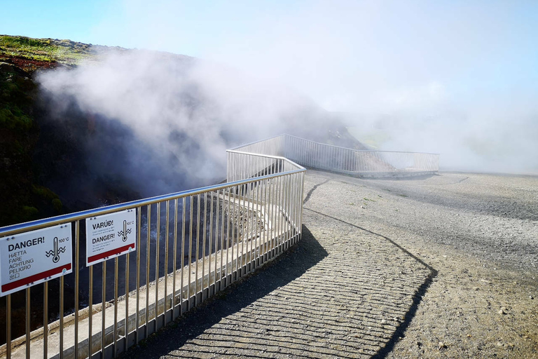 Reykjavik : grotte de lave, thermes et cascadesReykjavik: visite de la grotte de lave, des sources chaudes et des cascades