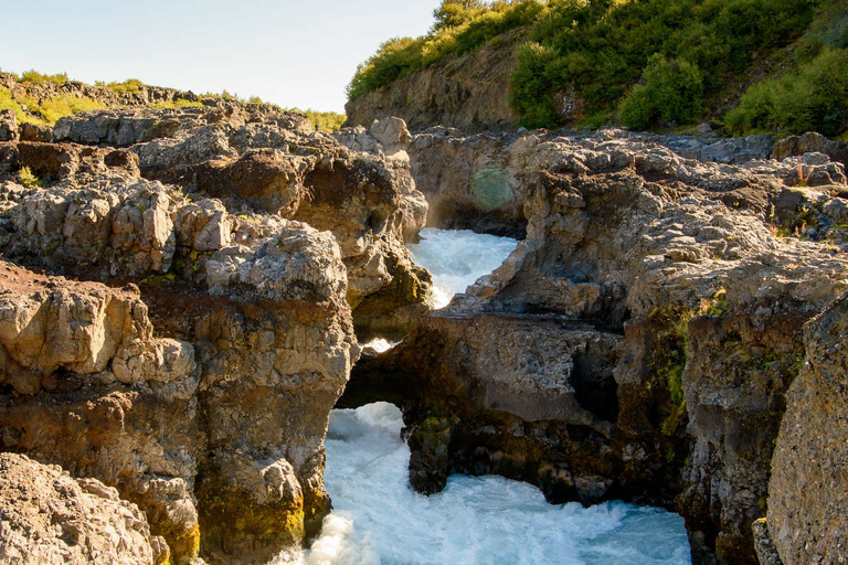 Reykjavik : grotte de lave, thermes et cascadesReykjavik: visite de la grotte de lave, des sources chaudes et des cascades