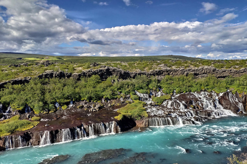 Reykjavik : grotte de lave, thermes et cascadesReykjavik: visite de la grotte de lave, des sources chaudes et des cascades