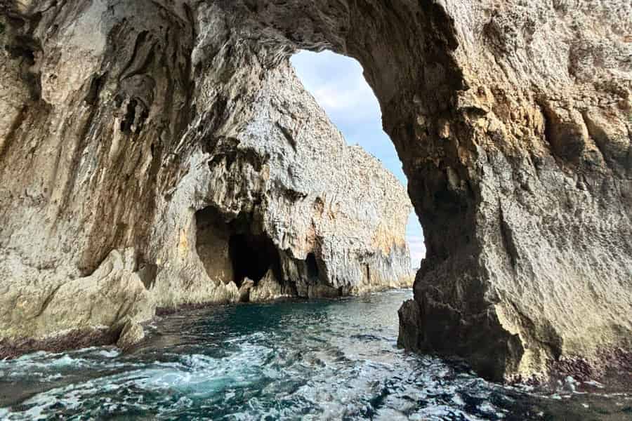 Syrakus: „Von Küste zu Küste in Syrakus“ mit dem Boot. Foto: GetYourGuide Syrakus: „Von Küste zu Küste in Syrakus“ mit dem Boot. Foto: GetYourGuide