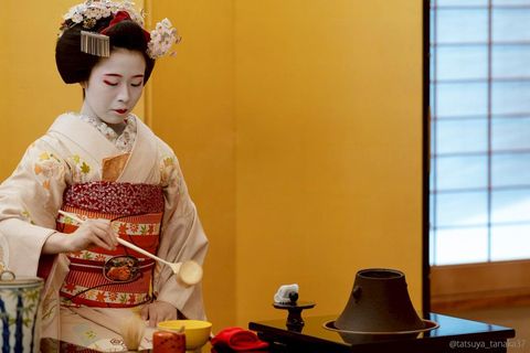 Maiko-dans en theeceremonie op een Noh-podium in Kyoto